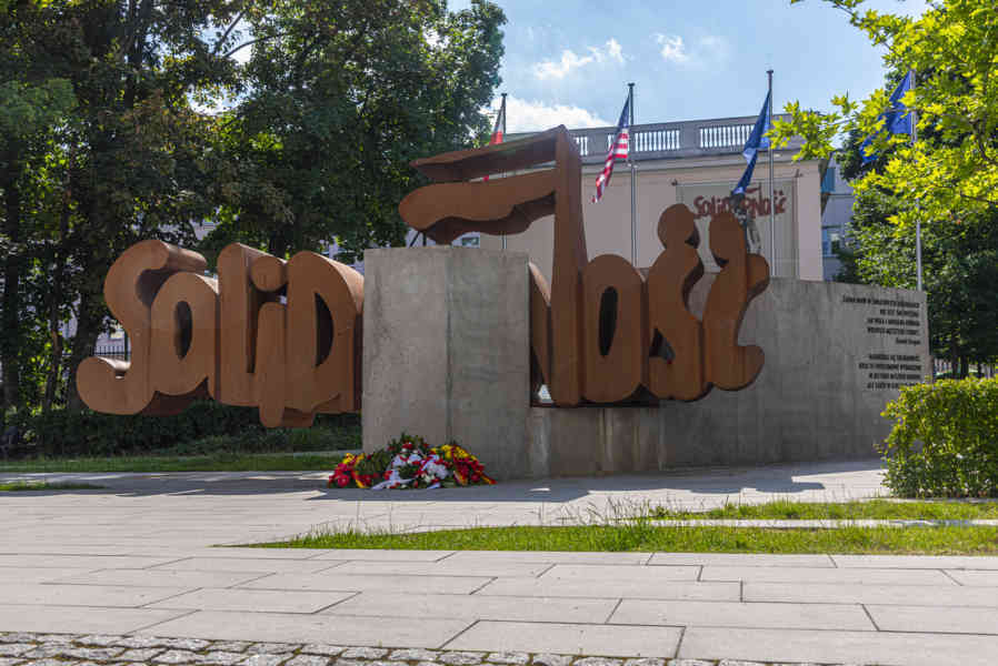 Polonia - Varsovia 185 - monumento Solidaridad.jpg